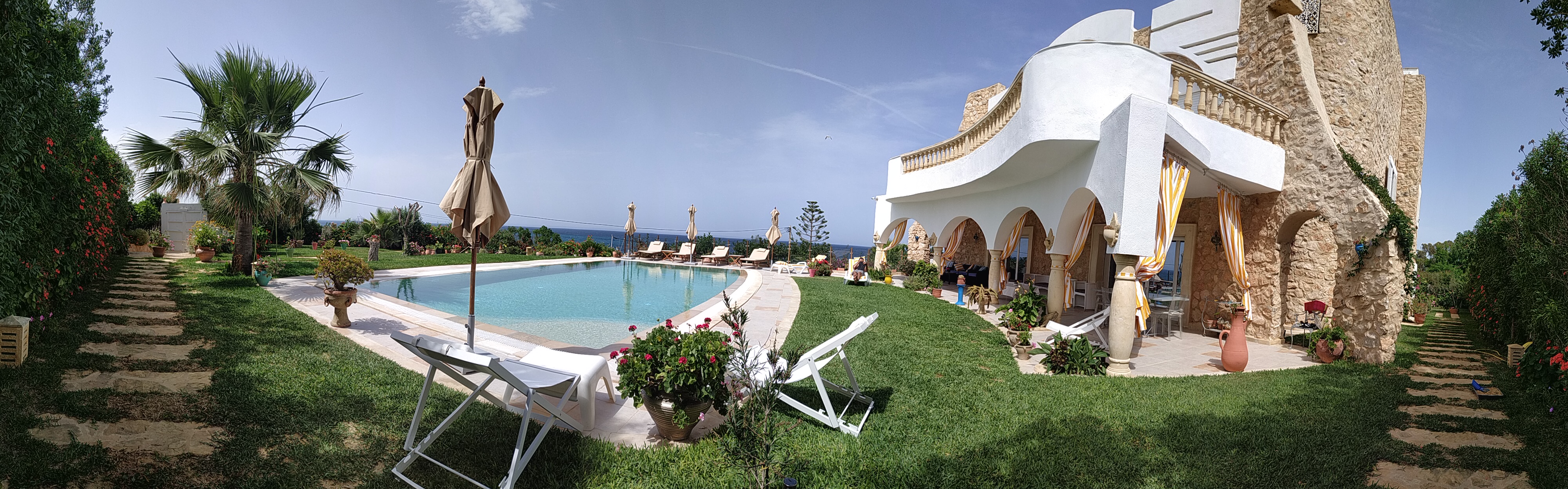 Vue panoramique de la piscine et jardin